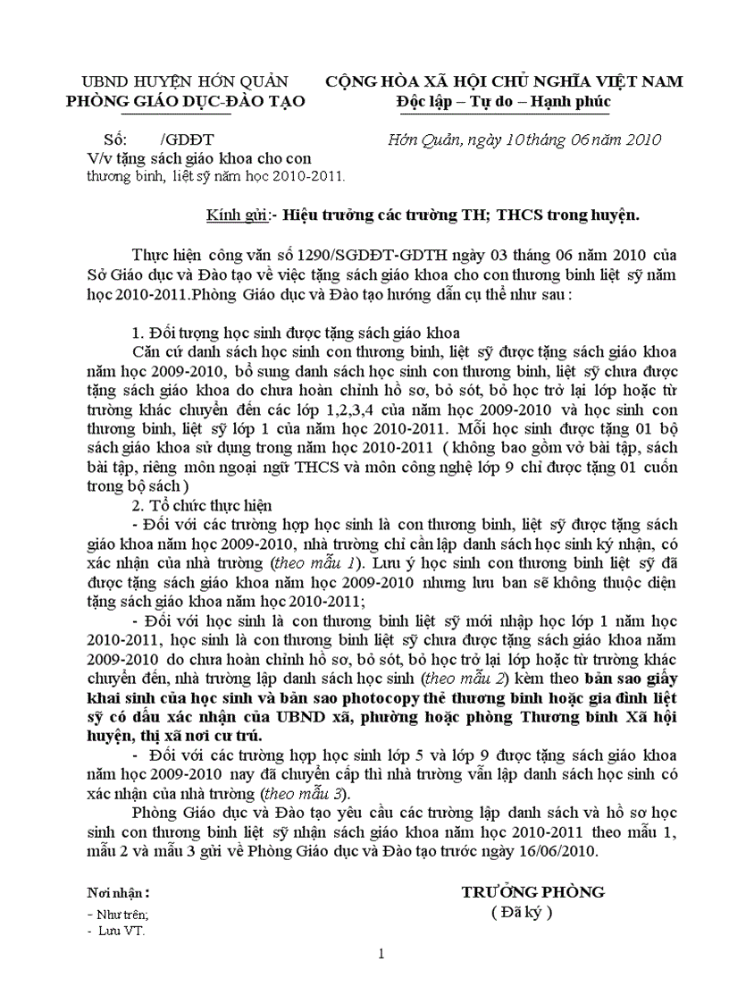 image for page Tặng sách giáo khoa cho con thương binh liệt sĩ